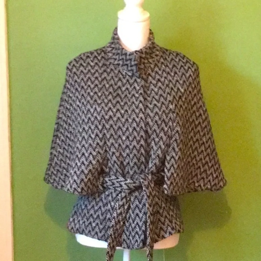 BB DAKOTA black and white jacket with cape - Picture 1 of 11